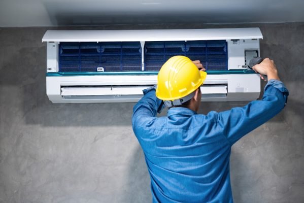 AC-Repair-Dubai-man-help-the-client